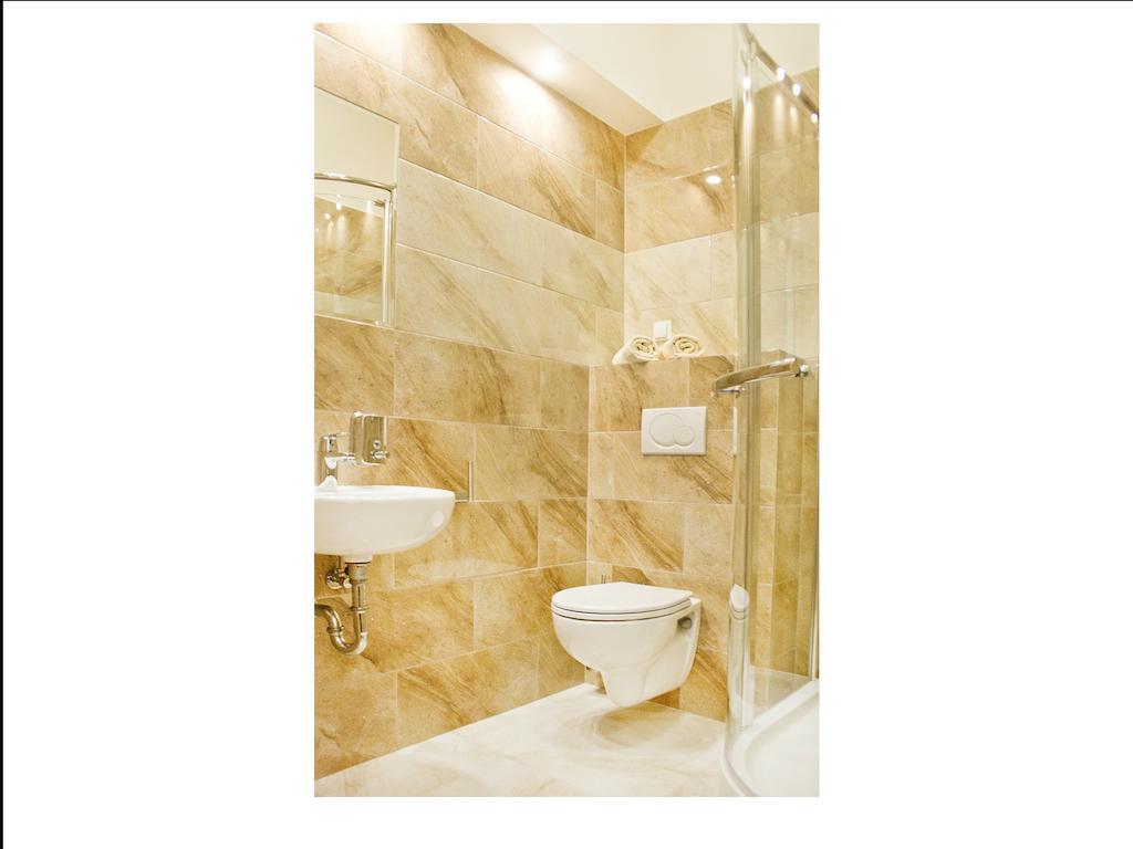 Five Stars Bed&Breakfast Wroclaw Bagian luar foto
